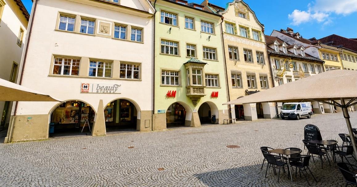 Historische Häuserzeile mit Laubengängen in der Feldkircher Innenstadt