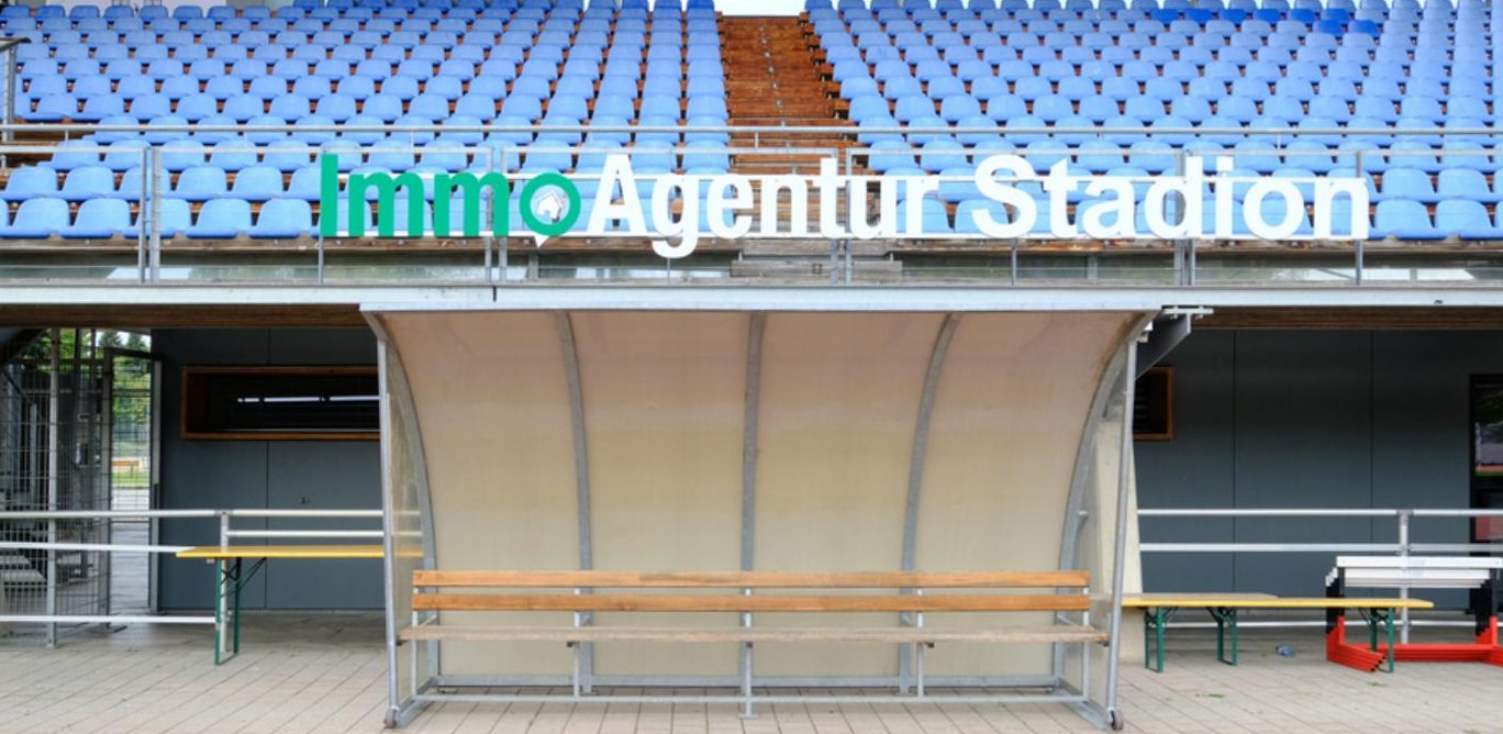 Tribüne mit dem Schriftzug ImmoAgentur Stadion in Bregenz