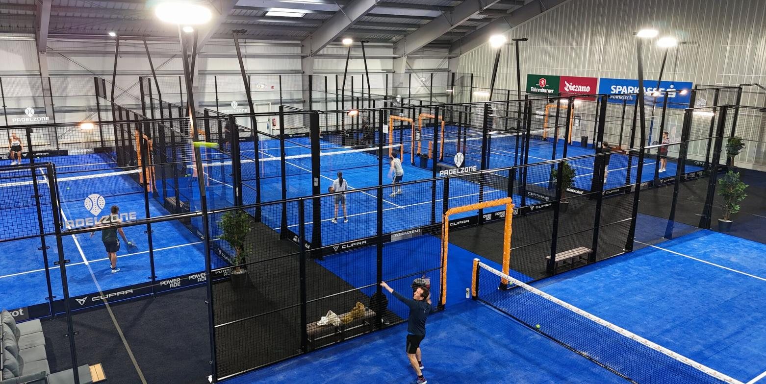 Padel-Halle im Indoor Sportzentrum Götzis mit mehreren Courts